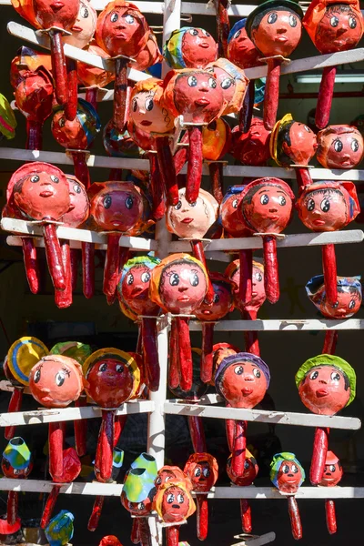 Maracas con rostros en una tienda de recuerdos de Santiago — Foto de Stock