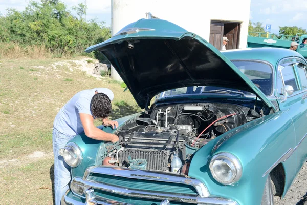 Hombre reparando su coche de época en Santiago de Cuba — Foto de Stock