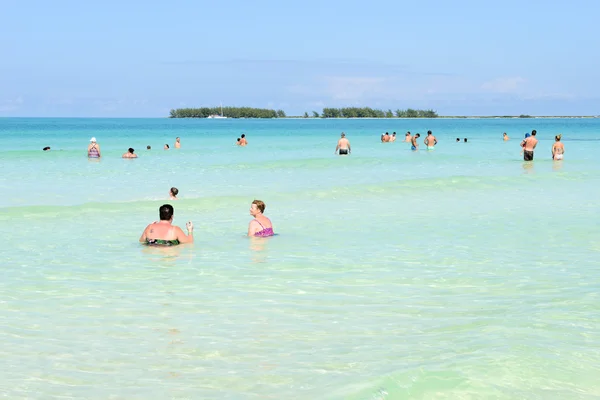 Gente nadando en aguas cristalinas de la playa de Cayo Guillermo, Cuba — Foto de Stock