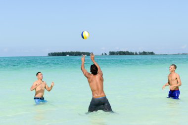 Temiz su Cayo Guillermo Beach Voleybol oynayanlar