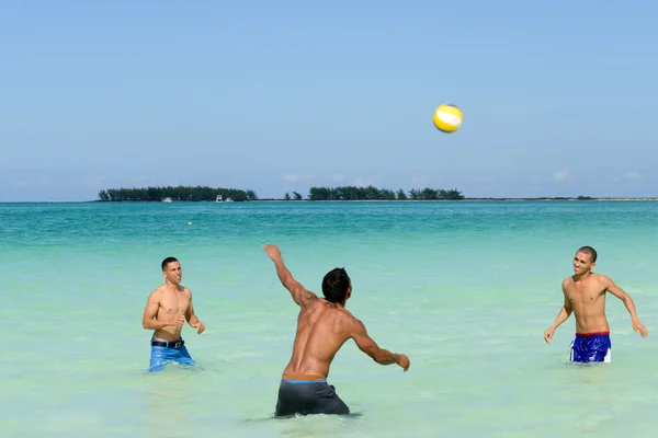 Gente jugando voleibol en aguas cristalinas de la playa de Cayo Guillermo — Foto de Stock