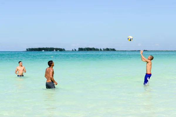 Menschen spielen Volleyball im klaren Wasser des Strandes von Cayo Guillermo — Stockfoto