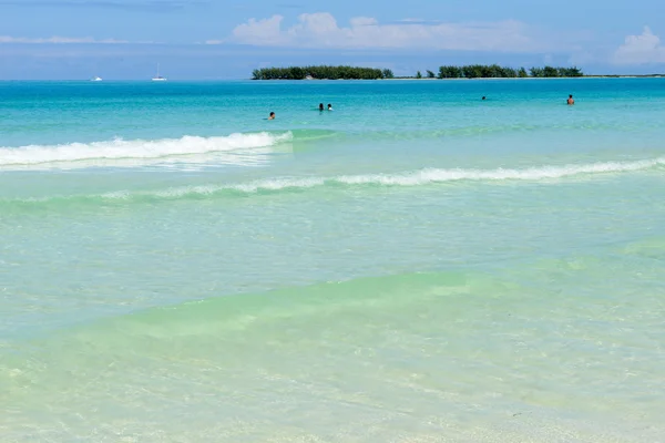 Pessoas nadando em águas claras da praia de Cayo Guillermo, Cuba — Fotografia de Stock