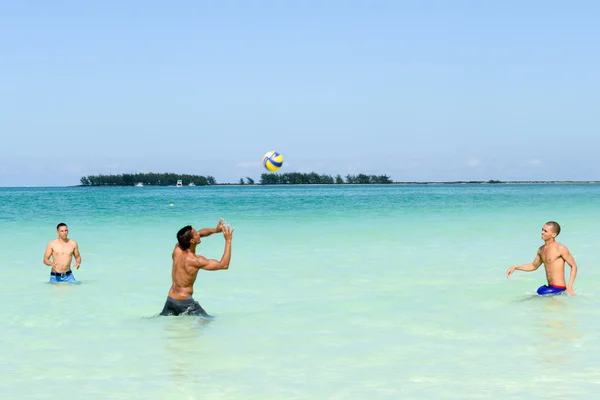 Menschen spielen Volleyball im klaren Wasser des Strandes von Cayo Guillermo — Stockfoto