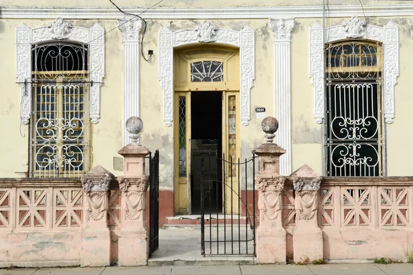 Arquitetura colonial na cidade velha de Cienfuegos — Fotografia de Stock