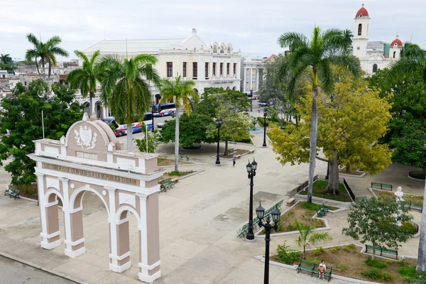 Parque José Martí con Ayuntamiento y Catedral de Cienfuegos — Foto de Stock