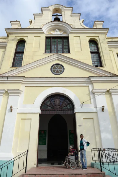 在对古巴西恩富戈斯教堂 — 图库照片