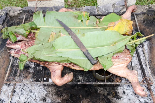 Maiale arrosto in fiamme di wodden — Foto Stock