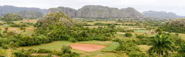 Πανοραμική θέα πάνω από το τοπίο με mogotes στην κοιλάδα Vinales — Φωτογραφία Αρχείου