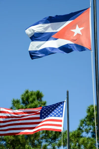 Drapeau cubain et américain — Photo