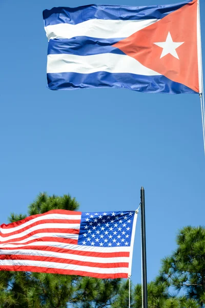 Кубинський і американський прапор — стокове фото