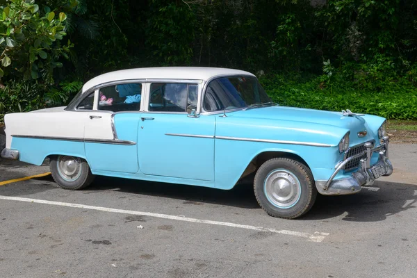 Vintage coche americano clásico estacionado en Vinales — Foto de Stock