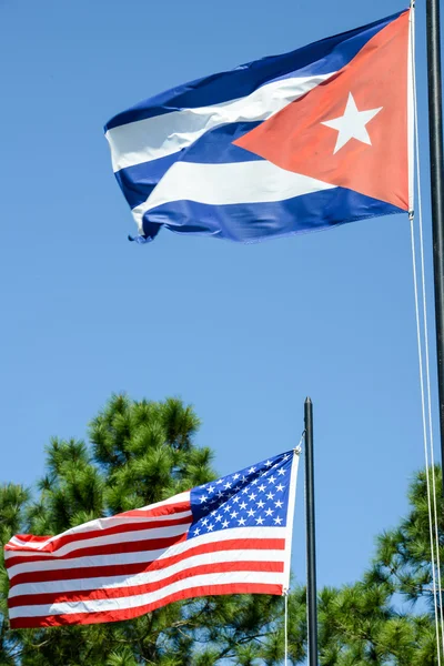 Кубинський і американський прапор — стокове фото