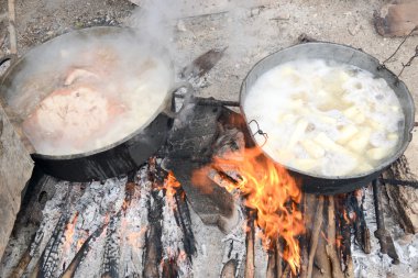 Et ve sebze iki kazanlarda ateş içinde kaynatın