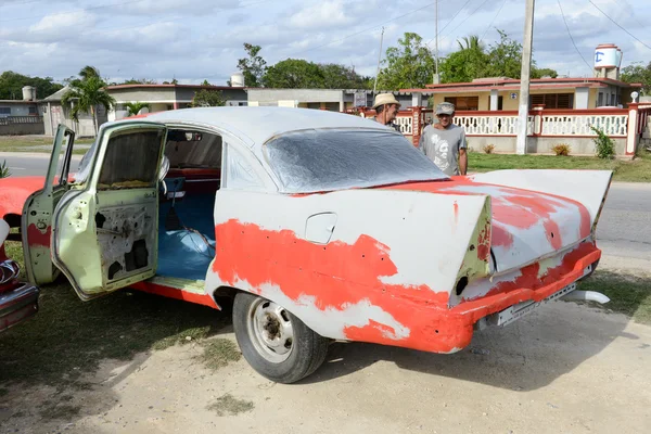 Javítás a vintage autó az utcán Giron ember — Stock Fotó