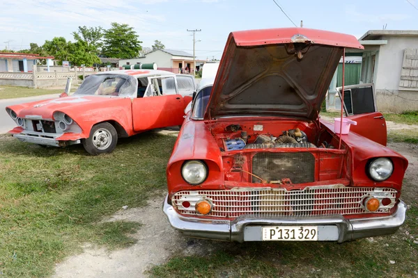 Homme réparant sa voiture vintage dans les rues de Giron — Photo