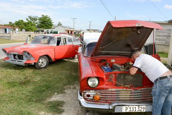 Hombre reparando su coche de época en las calles de Girón — Foto de Stock