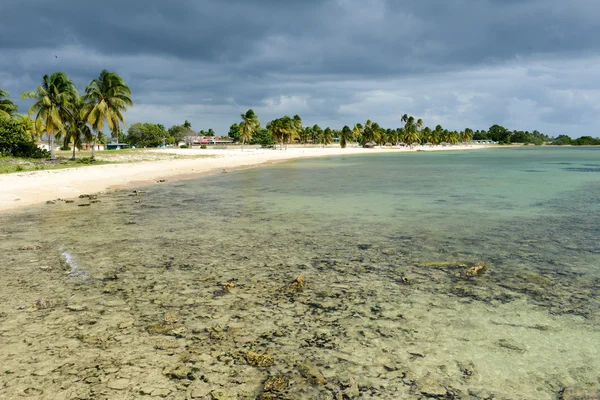 Песчаный пляж под названием Playa Giron на Кубе — стоковое фото