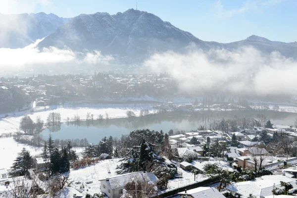 Lago Muzzano cerca de Lugano en invierno con nieve — Foto de Stock