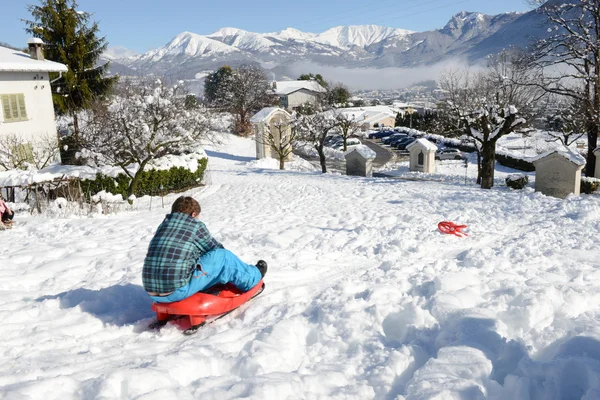 Boy si gode un giro in slitta a Lugano, Svizzera — Foto Stock