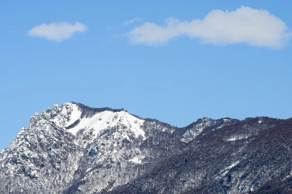 Гора по имени Денти делла Веккья над Лугано — стоковое фото