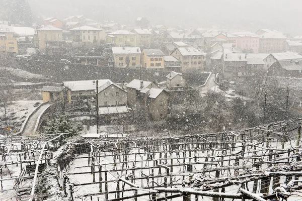 Das dorf giornico unter schneefall im leventina-tal — Stockfoto