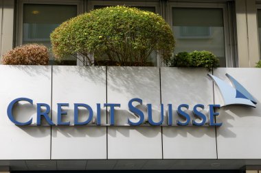 Kredi Suisse işareti üzerinde ofis girişi