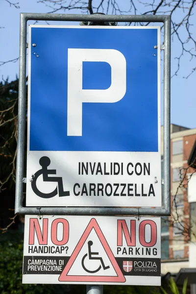 Schild für Behindertenparkplatz — Stockfoto