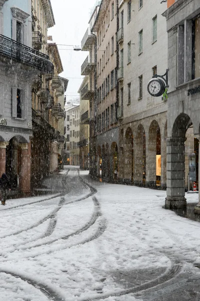 Es schneit in der Altstadt von Lugano in der Schweiz. — Stockfoto