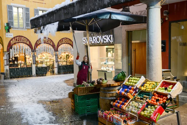 Det snöar på gamla delen av Lugano på Schweiz. — Stockfoto