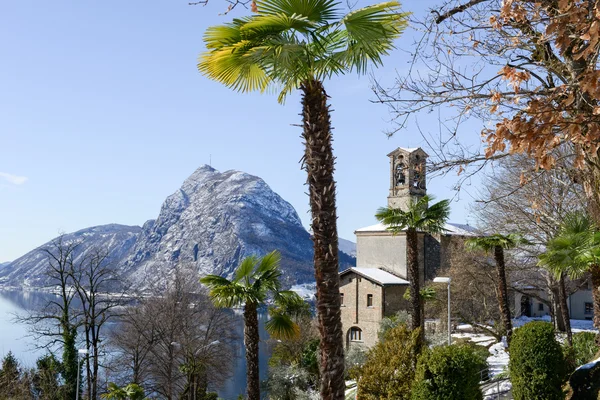 Blick auf die Bucht von Lugano und die Kirche San Giorgio — Stockfoto
