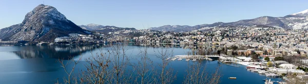 Widok na zatokę Lugano w Szwajcarii — Zdjęcie stockowe