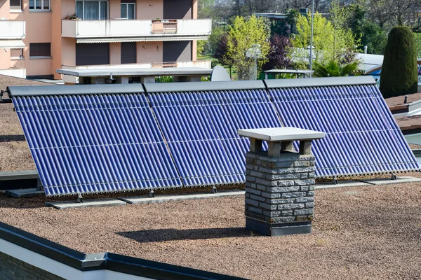 Sistema de paneles solares en el techo de la casa de Lugano —  Fotos de Stock