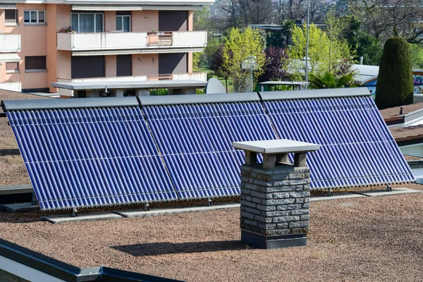 Σύστημα ηλιακός θερμοσίφωνας στη στέγη του σπιτιού του Lugano — Φωτογραφία Αρχείου