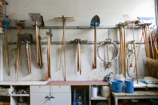 Herramientas de jardinería en una pared —  Fotos de Stock