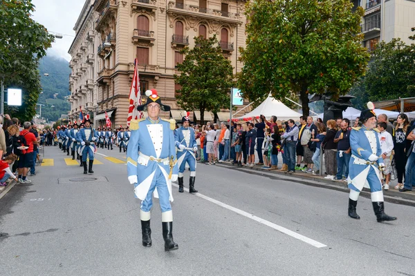 Desfile militar com trajes vintage — Fotografia de Stock