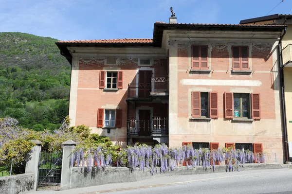 Сельский дом в Медеглии на итальянской части Швейцарии — стоковое фото