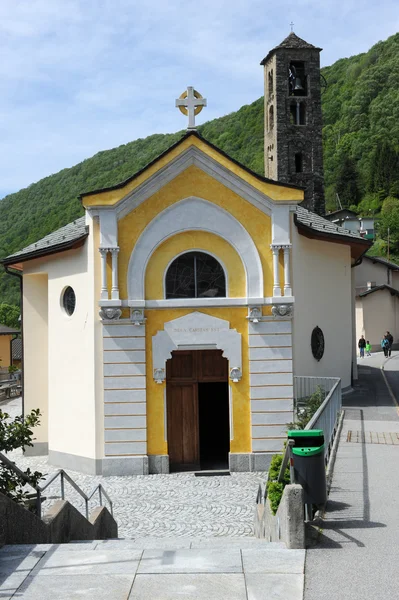 Wiejski kościół Medeglia na włoskiej części Szwajcarii — Zdjęcie stockowe