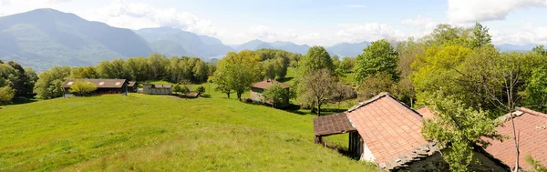 Casas rurais nas montanhas sobre Lugano — Fotografia de Stock