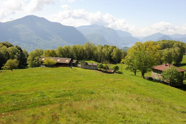 Maisons rurales sur les montagnes au-dessus de Lugano — Photo