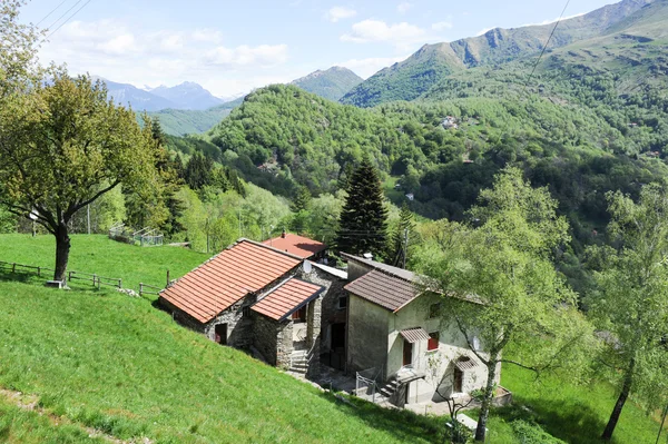 Maisons rurales sur les montagnes au-dessus de Lugano — Photo