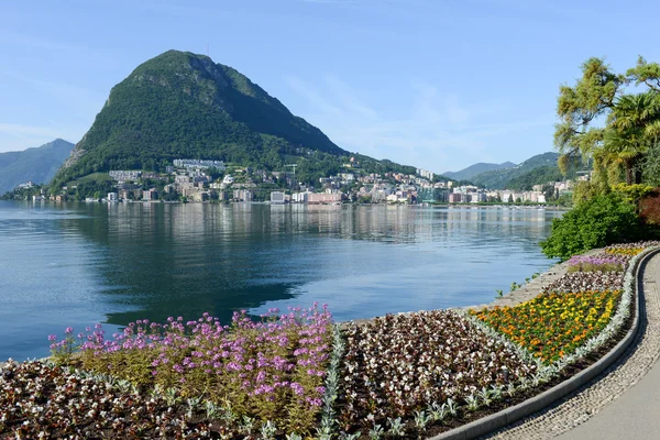 Widok na zatokę z ogrodu botanicznego w Lugano — Zdjęcie stockowe