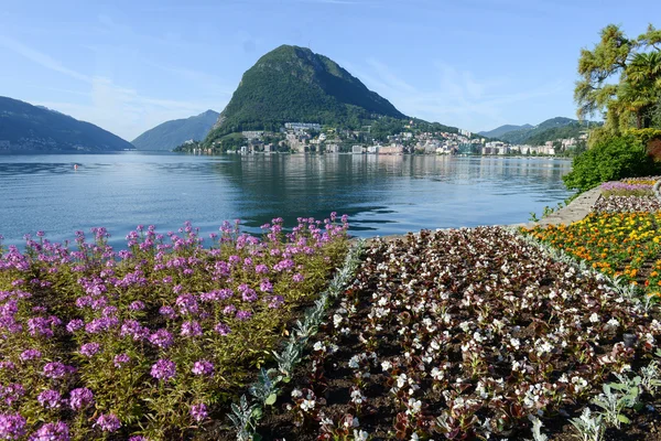 Blick auf die Bucht vom Botanischen Garten in Lugano — Stockfoto