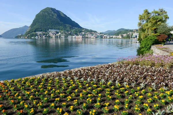 Utsikt över bukten från den botaniska trädgården på Lugano — Stockfoto