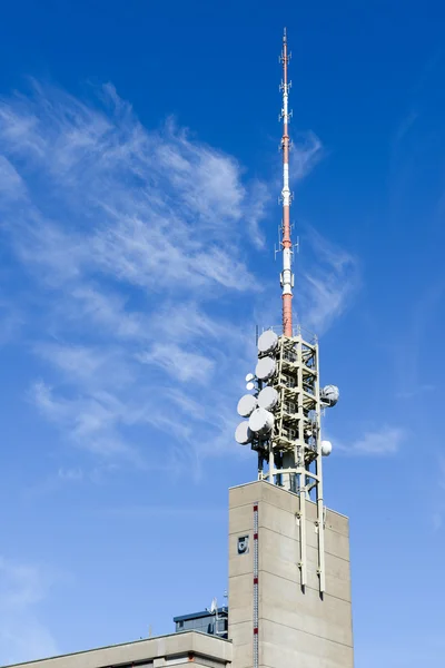 Anteny telekomunikacyjne z anteny mikrofalowe link — Zdjęcie stockowe