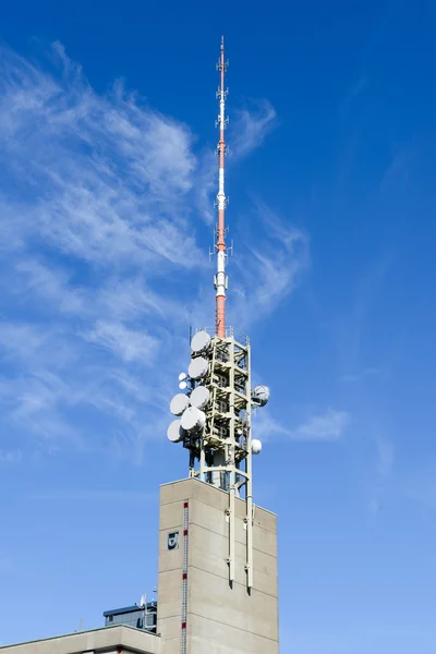 Antena de telecomunicación con antenas de enlace de microondas —  Fotos de Stock