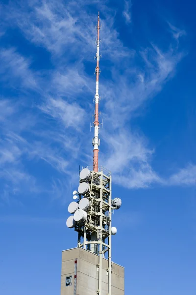 Antenne de télécommunication avec antennes micro-ondes — Photo