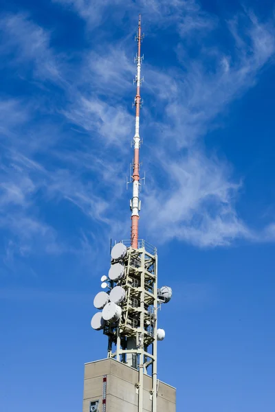 Antena de telecomunicación con antenas de enlace de microondas —  Fotos de Stock