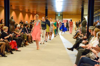 Lugano adlı bir moda görüyorsanız insanlar göstermektedir