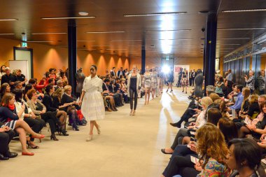 Lugano adlı bir moda görüyorsanız insanlar göstermektedir